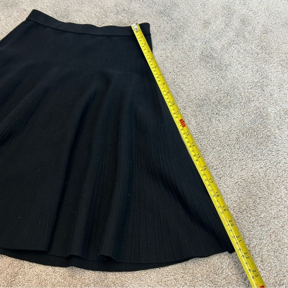 Black knit A-line mini skirt Sz M classy flowy stretchy pull-on - Picture 9 of 14